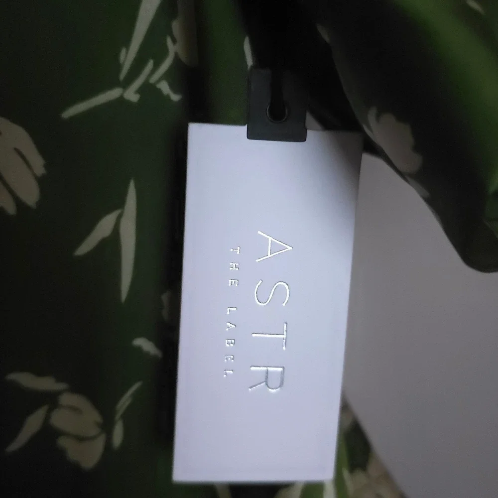 ASTR The Label Floral Open Back Blouse Women Puff Sleeve‎ Olive Dressy